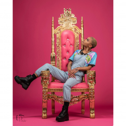 Untitled20design20 202023 06 22T113957.414 1687459258 Gold and pink king chair